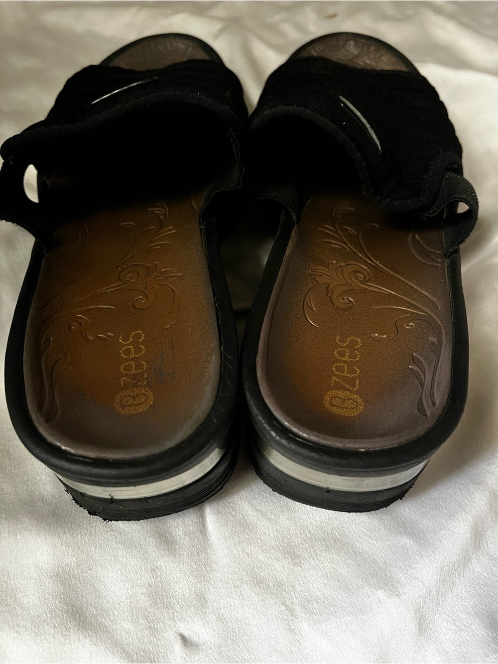 BZEES~BLACK~SANDAL~SILVER DETAIL~SIZE 11 - Picture 3 of 8